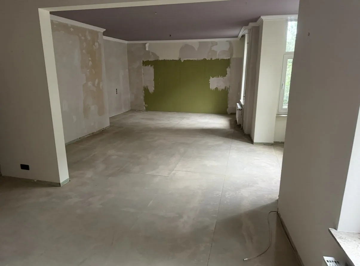 Geräumter Wohnraum nach Rückbauarbeiten