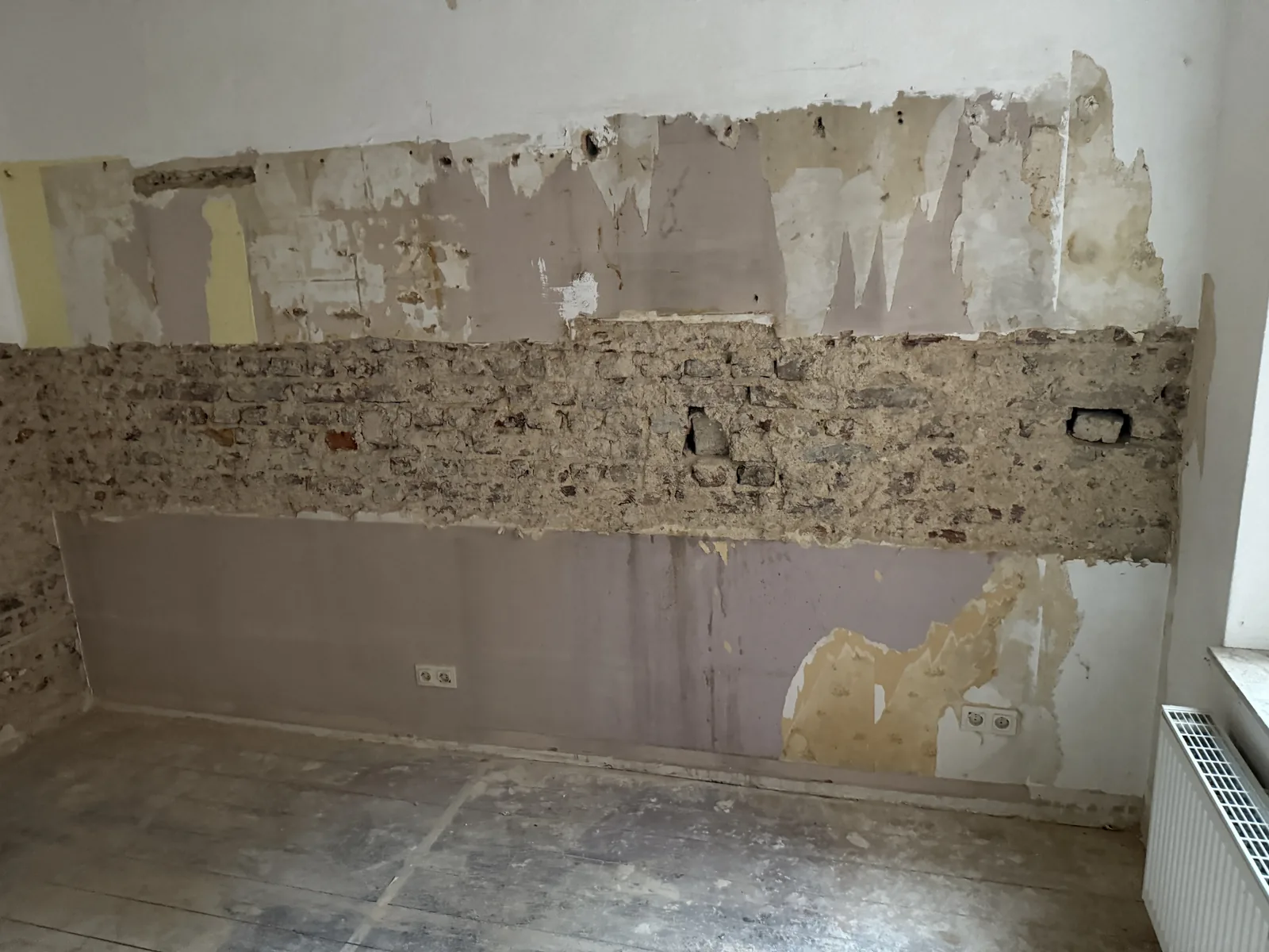 Freigelegte Küchenwand während eines Rückbaus