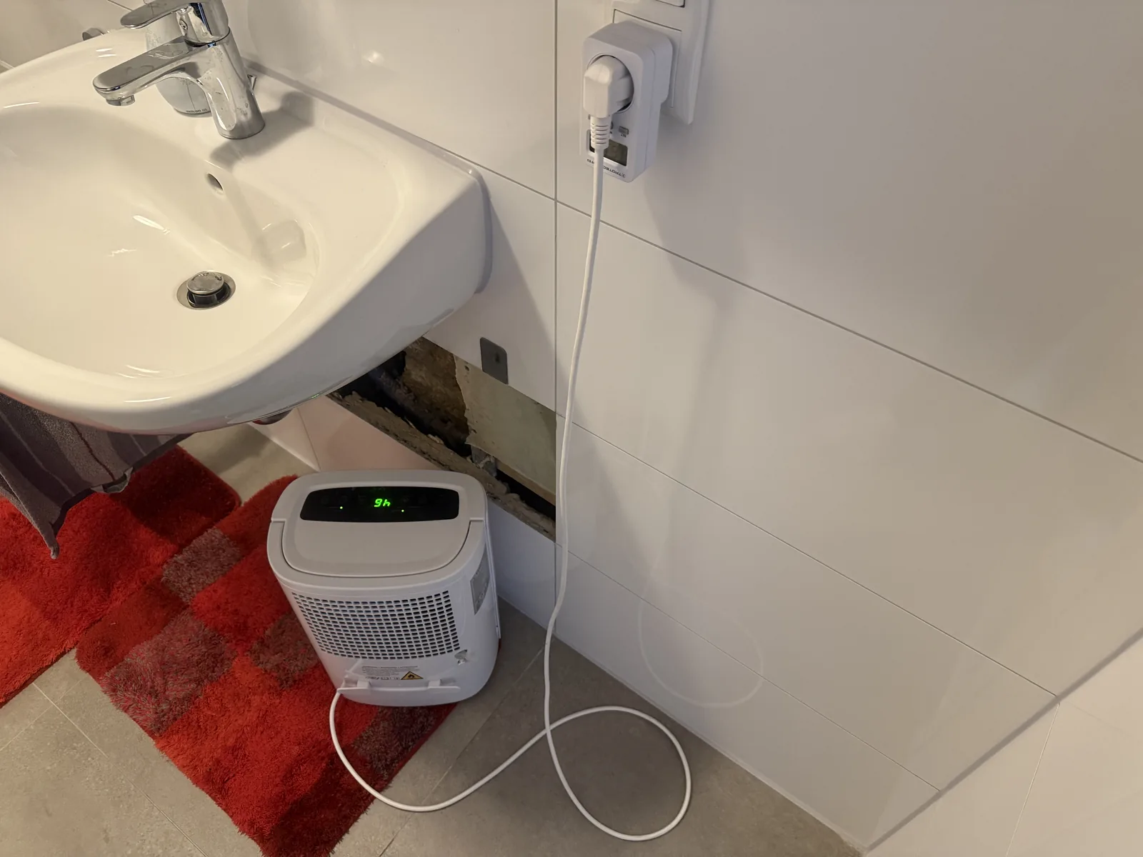Kompaktes Trocknungsgerät neben einem Waschbecken
